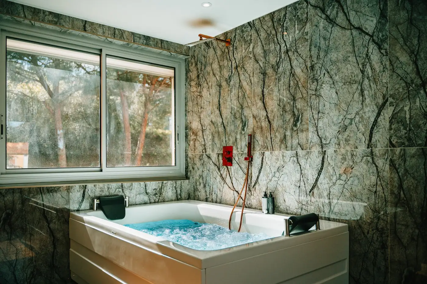 Elysia Room – Spa loft with sauna, spa bath and massage table