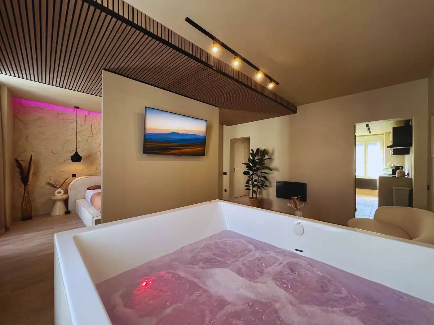 Harmony Room – Spa bath in the bedroom, twin rain shower